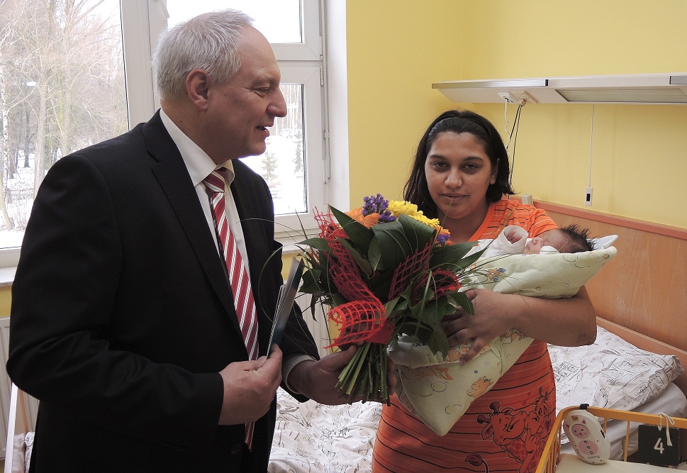 FOTO: První ostravské dítě roku 2015 Šimon s maminkou Kristýnou Červeňákovou z Přívozu. S blahopřáním a dárky města přišel náměstek primátora Zbyněk Pražák. Foto: J. Urban 